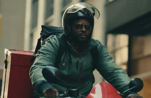 Motociclista entregando paquete el día siguiente